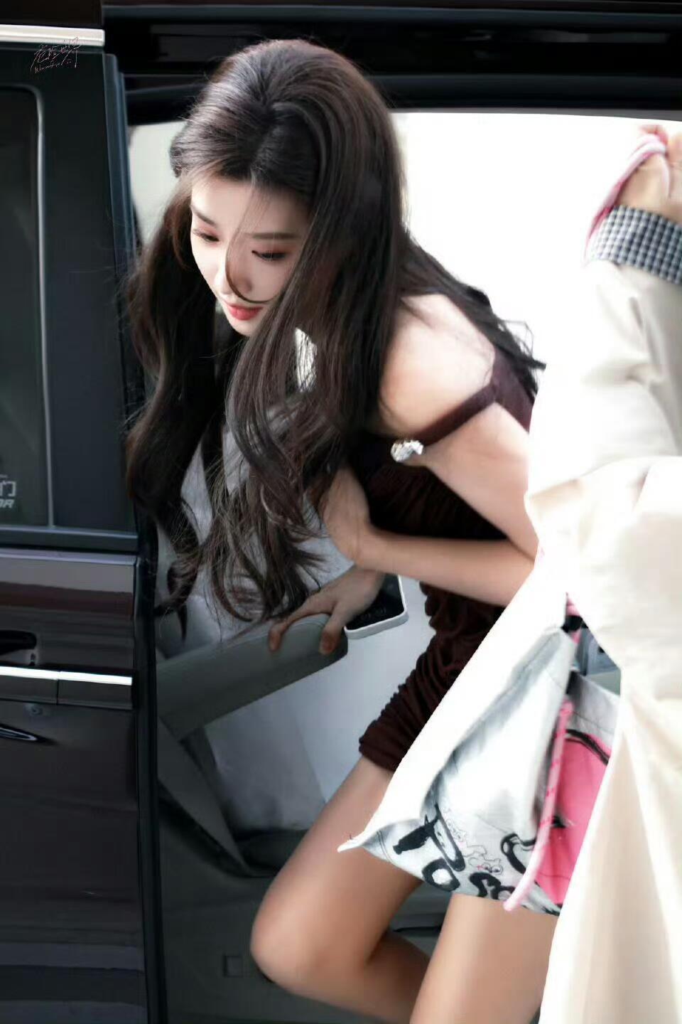 卢昱晓｜暗红包臀裙