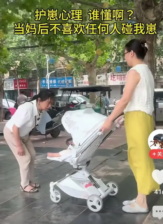 陌生人喜欢宝宝，可以用手摸宝宝吗？看宝妈护幼崽的做法，直接不给机会。宝妈推着