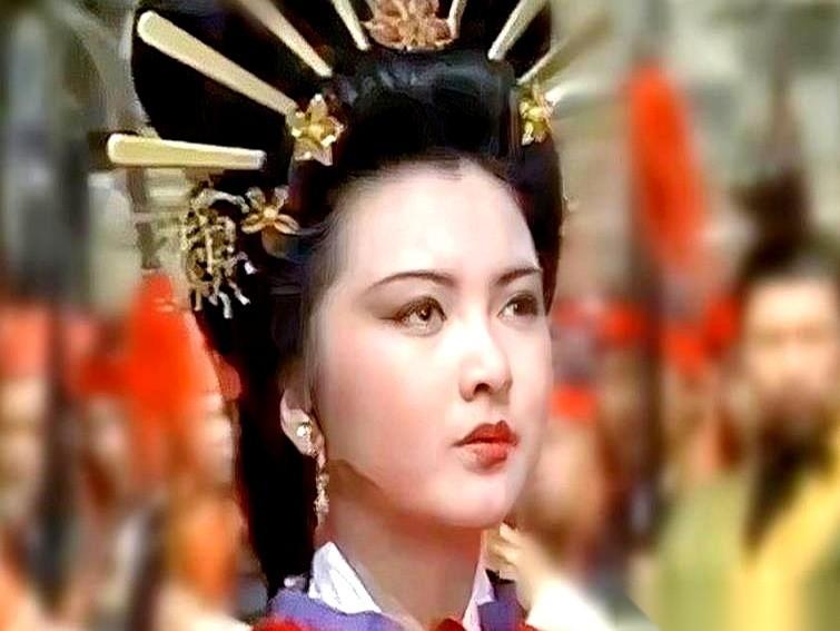 刚死了丈夫，24岁的王昭君还没缓过神，小她几岁的继子就冲进了帐篷，一把抱住她。