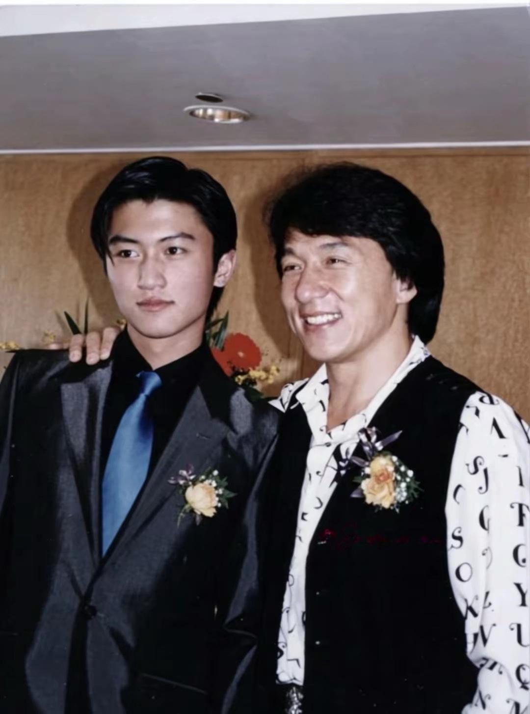 1996年，谢霆锋出道那一年，他与成龙大哥的一张合影。当时，谢霆锋16岁，还