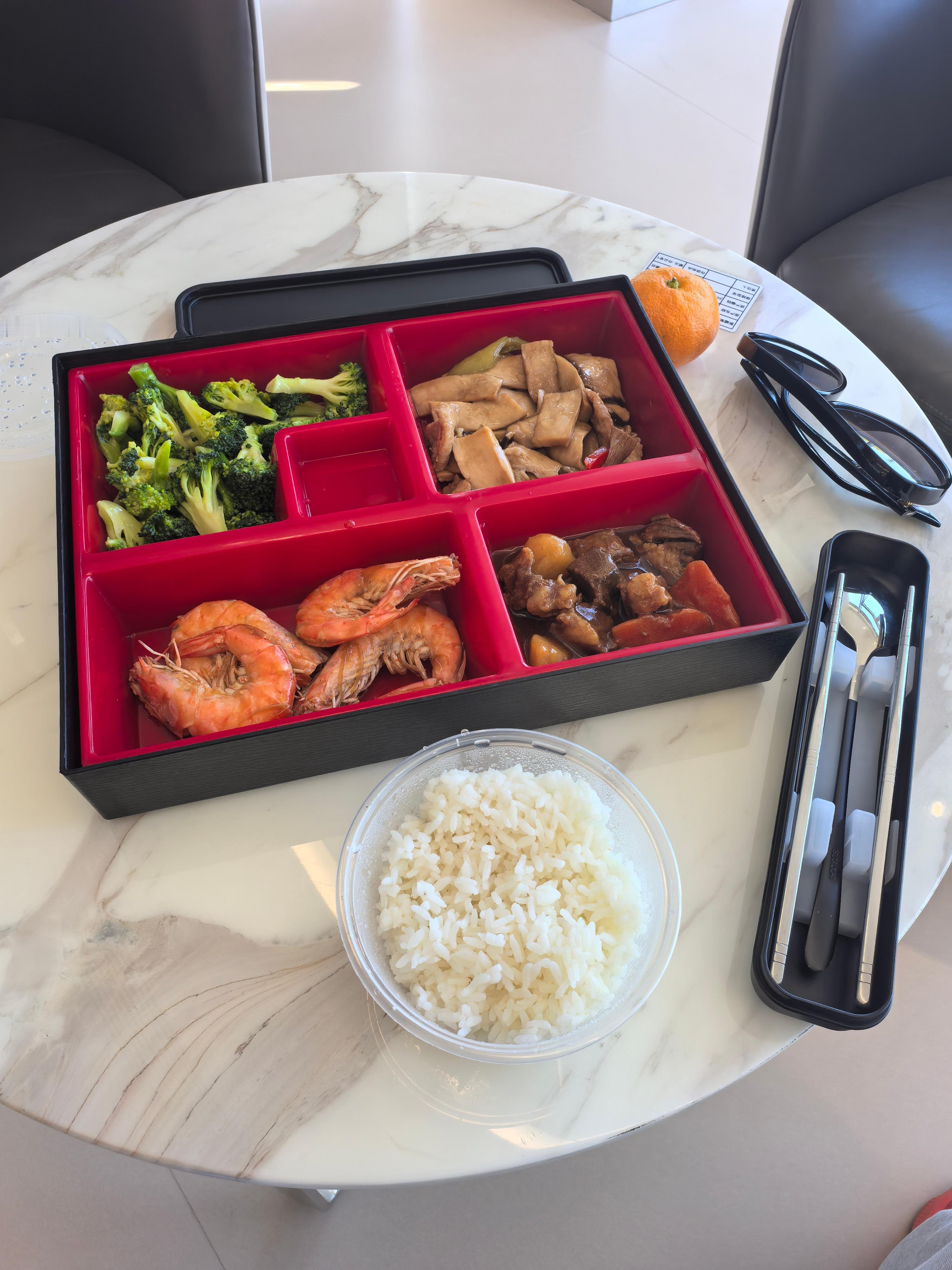 今天恰饭成功！感受一下兰博基尼和宾利的午餐，硬不硬？​​​看着大牛吃着牛肉，非