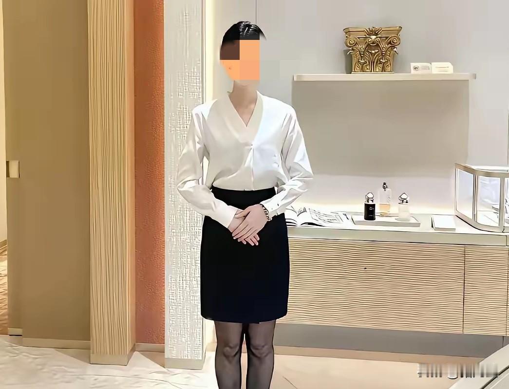 3岁珠宝副店长的“双面人生”也太颠覆了！已婚俩娃的付婷婷台前是穿职业装、笑