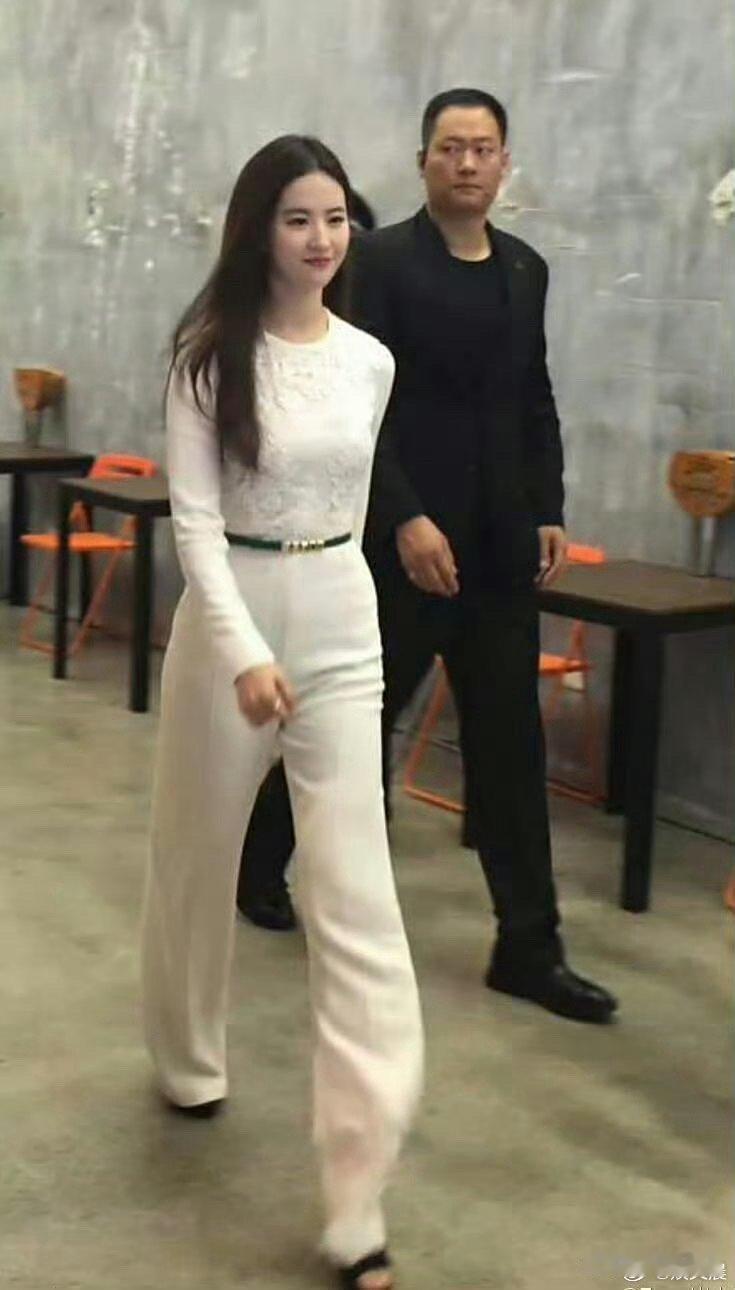 刘亦菲比例惊人，不愧是神仙姐姐！​​​
