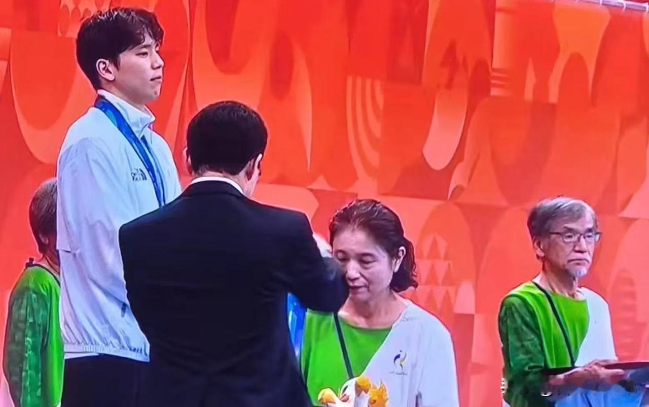 但换个角度看，这其实也挺好。难道繁荣就只能靠年轻俊男美女来代表吗？这恰恰是坦