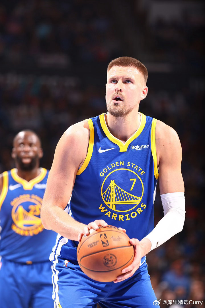 目前有意思的现象被诟病脆皮的波尔津吉斯，交易之后为勇士出战四场比赛，场均14.5