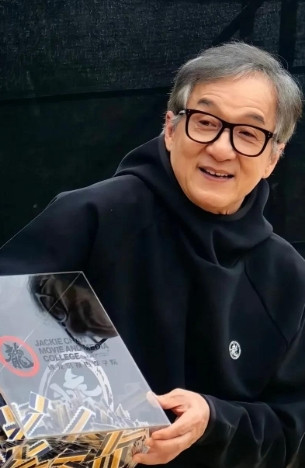 主持人问成龙:“你有微信吗？”成龙摇摇头:“没有。”主持人惊讶:“你没有微信？”
