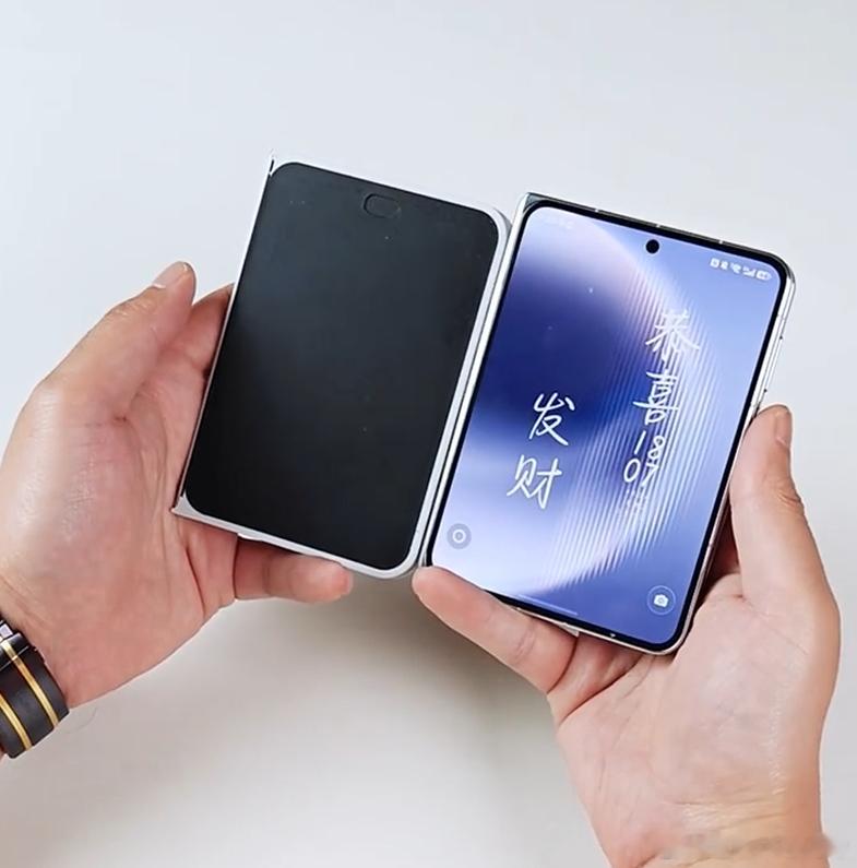 华为折叠屏对比iPhone折叠屏好家伙，这有点太像了吧，华子先发目前独一份，果
