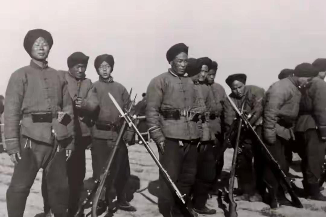 服装虽然不直接决定战场胜负，但能够反映出一支军队的作战术养及精神风貌。不是长他人