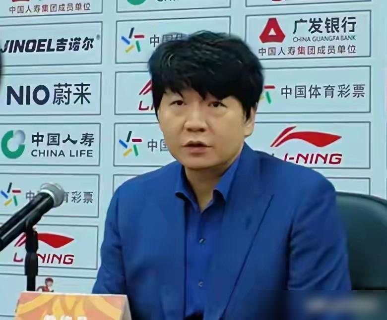 邱彪在赛后发布会道出大实话：第一输球的原因在于失误过多。第2球员表现非常好，输球