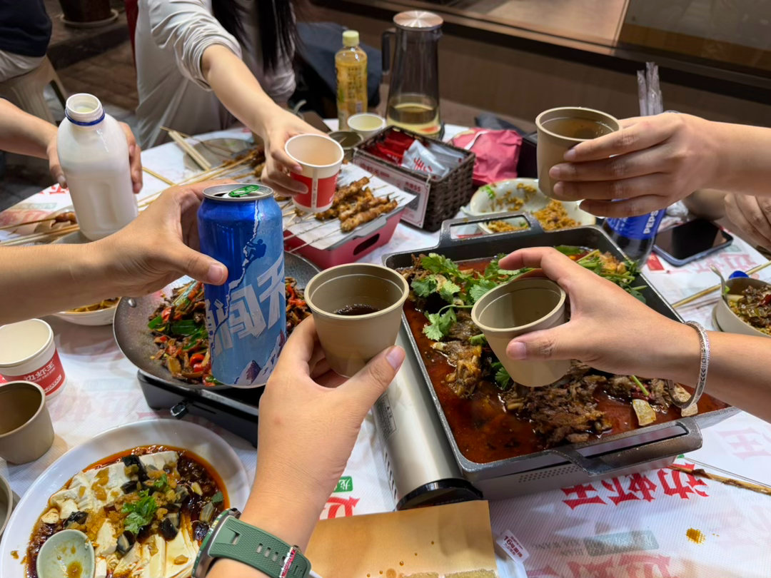 又是杀青的一天，晚上带同事们放纵一下，烧烤羊蝎子走着​​​