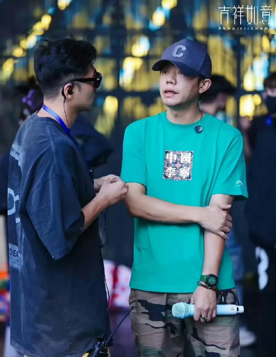 曾毅怎么戴上这块如此别致的手表的？曾毅说他朋友送他的，他以为是块劳力士！！！