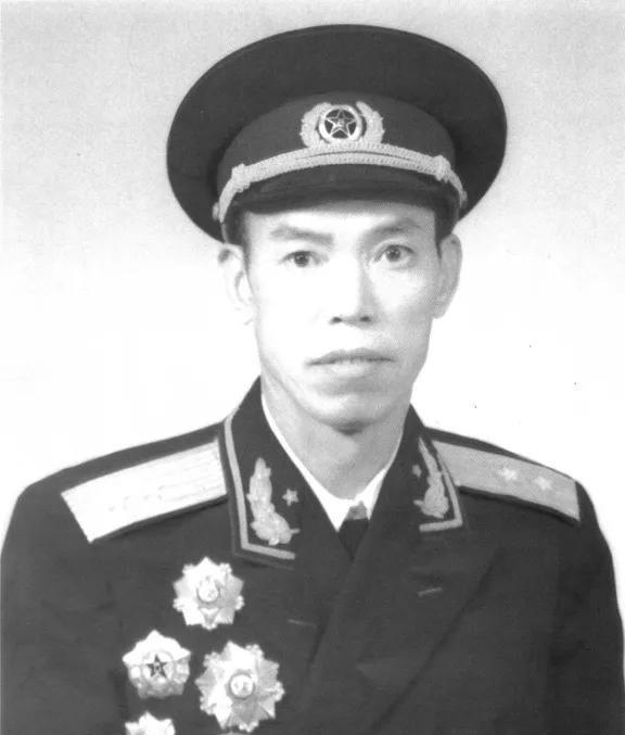 1967年，梁兴初调任成都军区司令员后，想去见一见邓华，却遭到秘书拒绝，梁兴初气
