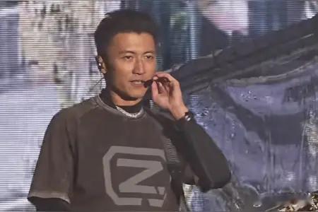 谢霆锋的破洞牛仔裤能看到底裤谢霆锋武汉开唱，一个捂裤子的动作火了。不扔拨片，不