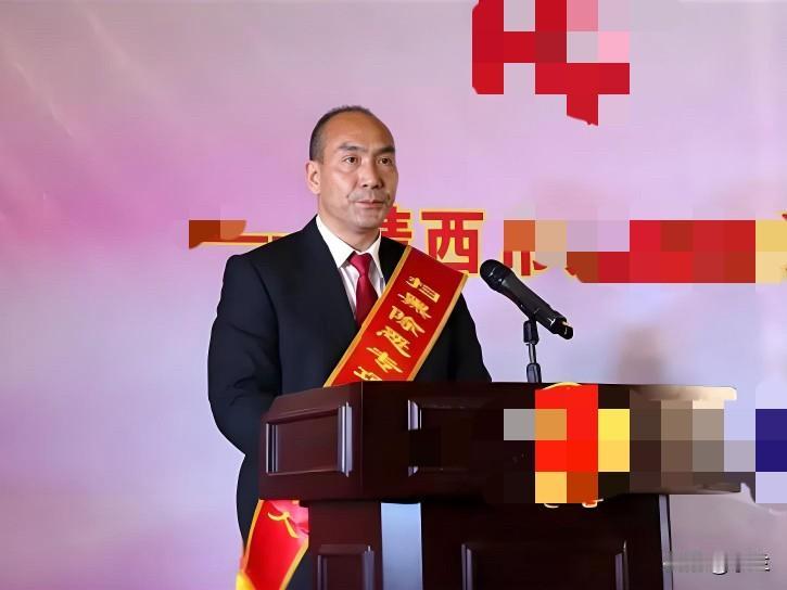 今天广西的周建坤上了热搜他是1972年出生的广西靖西人他长期在靖西法律行业深