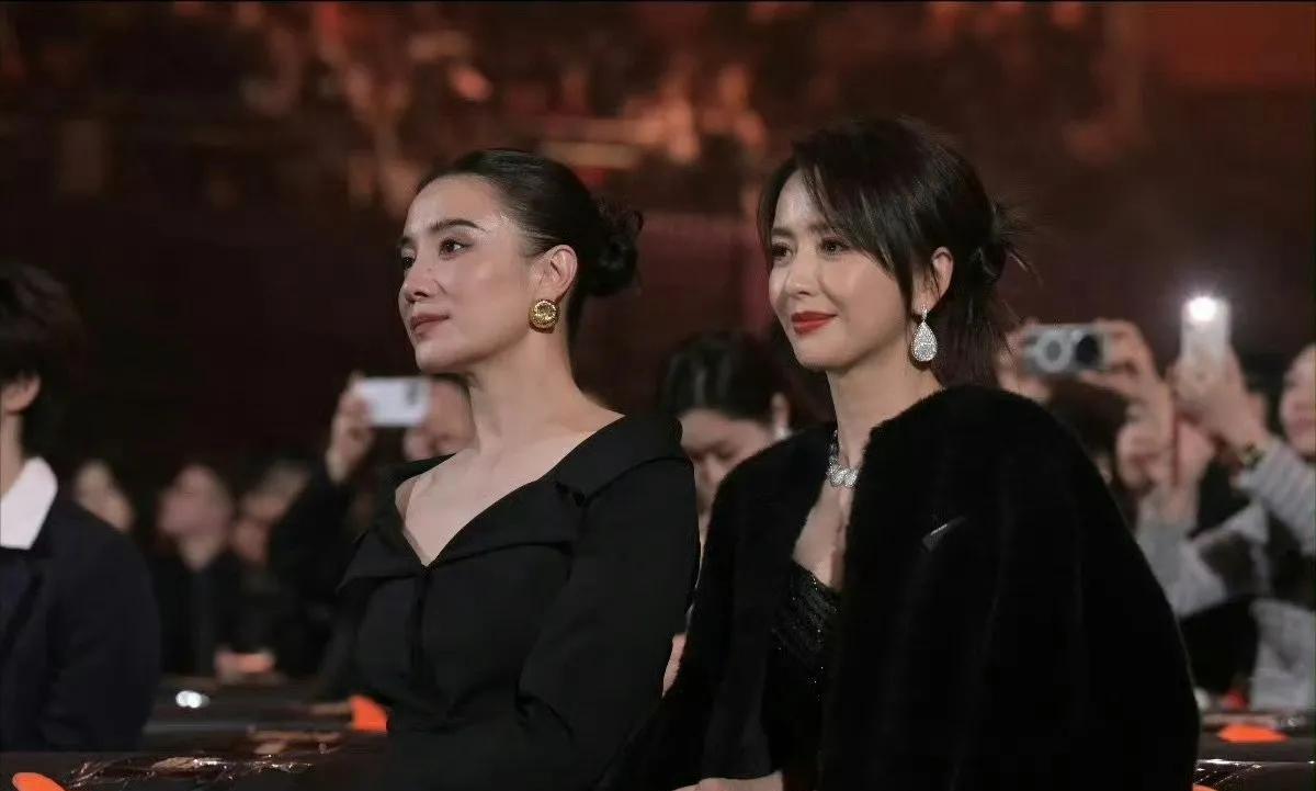 宋佳×佟丽娅同框：一场氛围感拉满的“姬圈天菜”盛宴镜头里，宋佳身着一袭黑色廓形
