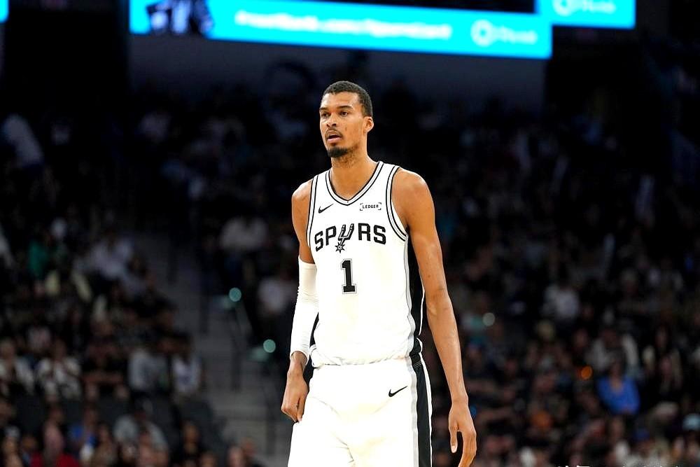 就凭经纪人一句话，全明星后卫到手了！国王队彻底傻眼，当家球星德章泰·福克斯不