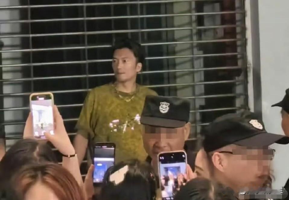 一觉醒来谢霆锋重庆演唱会乱套了。歌迷围着个假谢霆锋拍个不停，保安嗓子都快