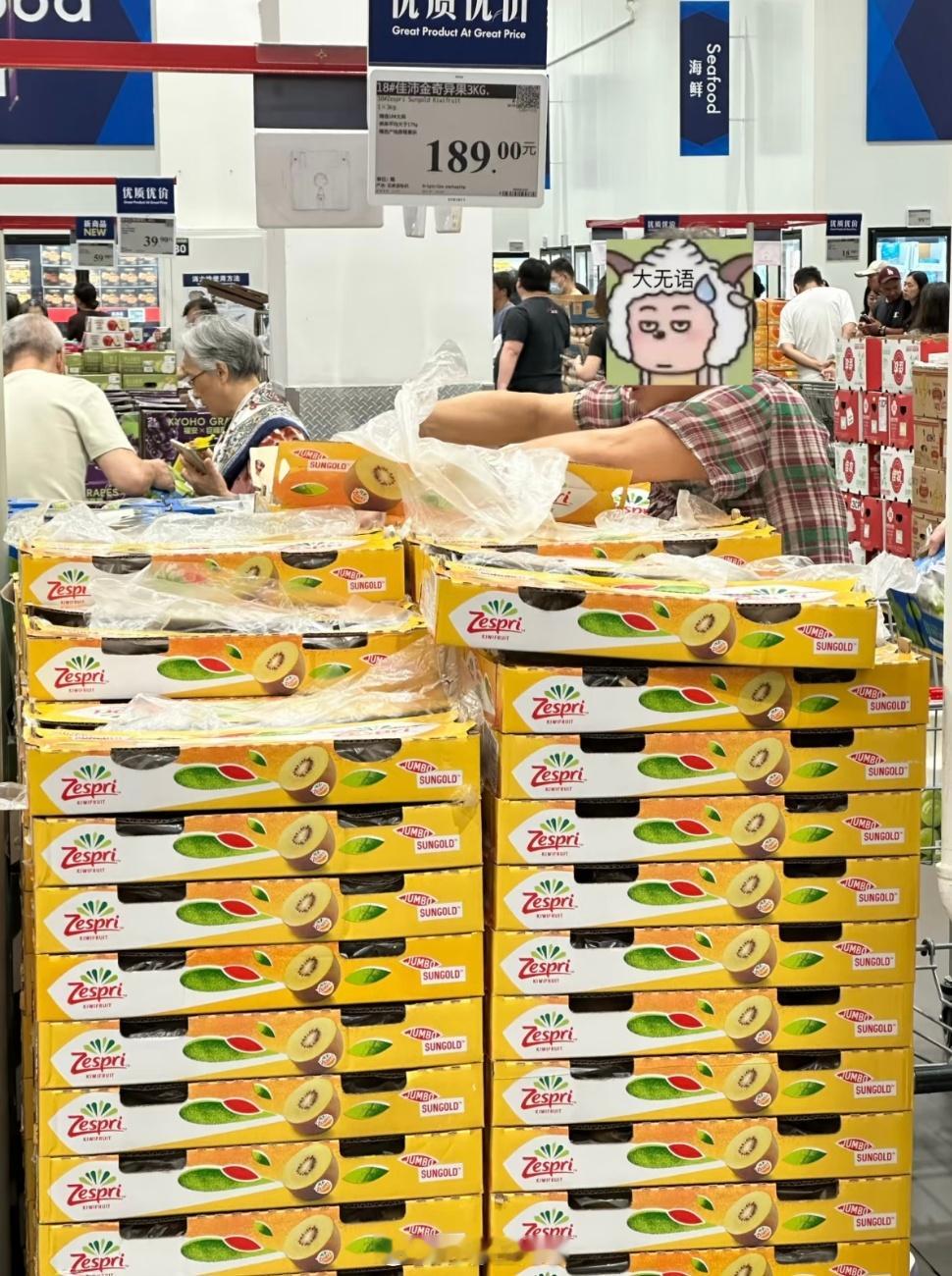 顾客店内拆箱调换山姆礼盒水果身为南通本地人出来讲讲南通的山姆人特别多，这样的现象