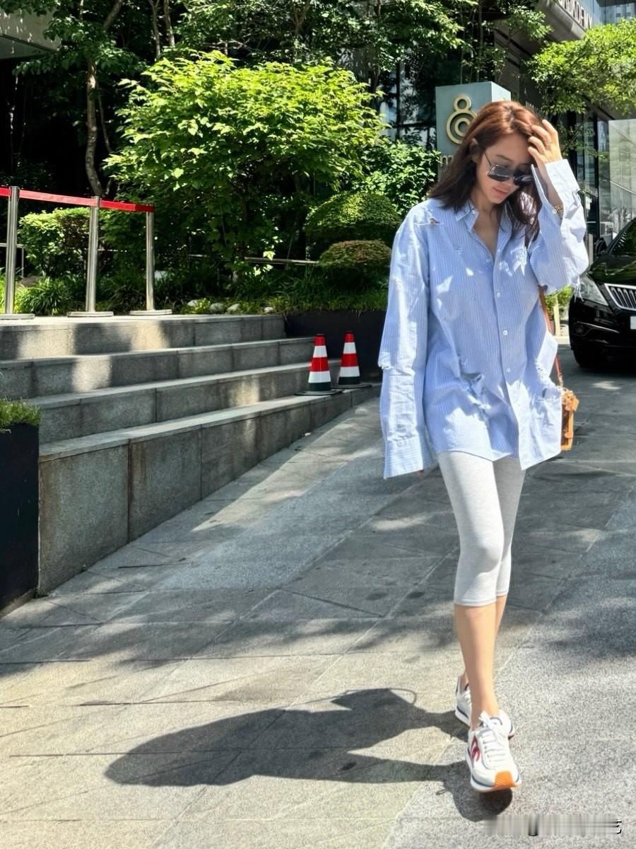 近日，演员金惠秀在Instagram上分享了她的日常生活照片。照片中，金惠秀漫步