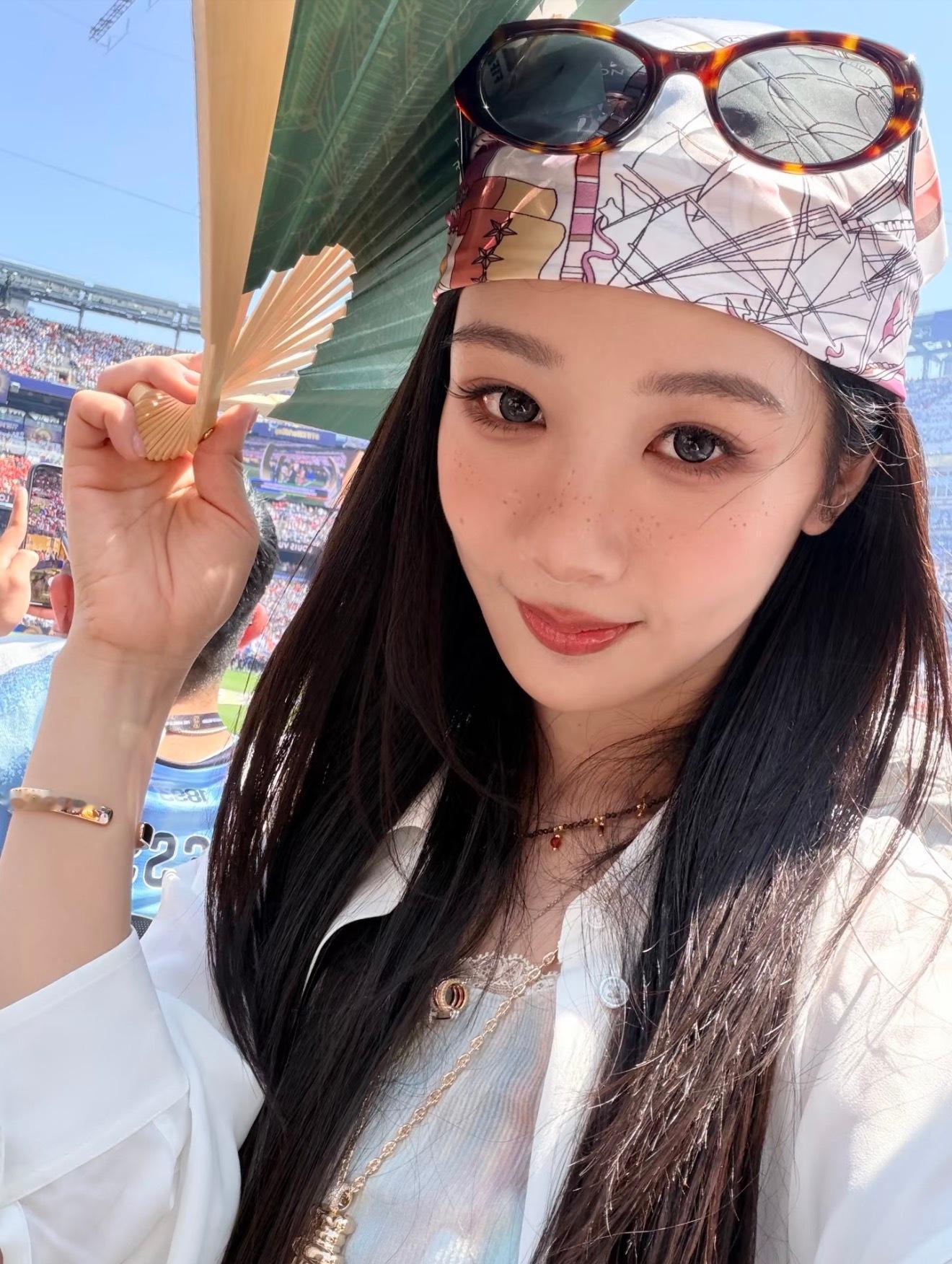 杨紫观战世界杯决赛都给我们大美女晒到了。应该让我去的，帮你遮一下太阳呦。
