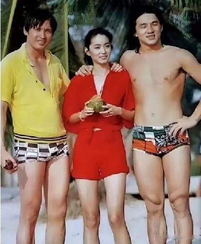 刚刚翻到一张1978年的照片，我盯着看了半天！24岁的林青霞往芭提雅海边一站，