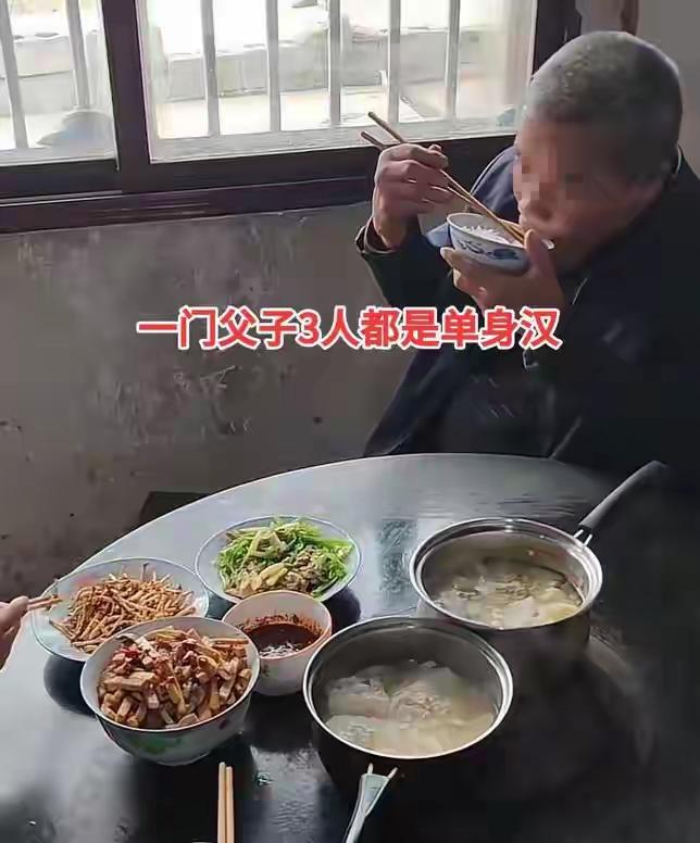 贵州38岁的大哥过年回家，心里绷不住了！父子三个凑在一张旧木桌上吃年夜饭，谁都没
