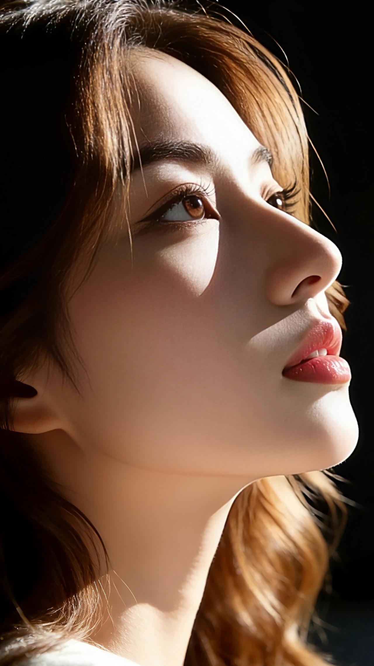 九帧同绘侧颜温婉仙。棕发卷曲如绸缎垂落，睫若蝶翼眸藏星，粉唇似樱微抿含笑。雪肌凝