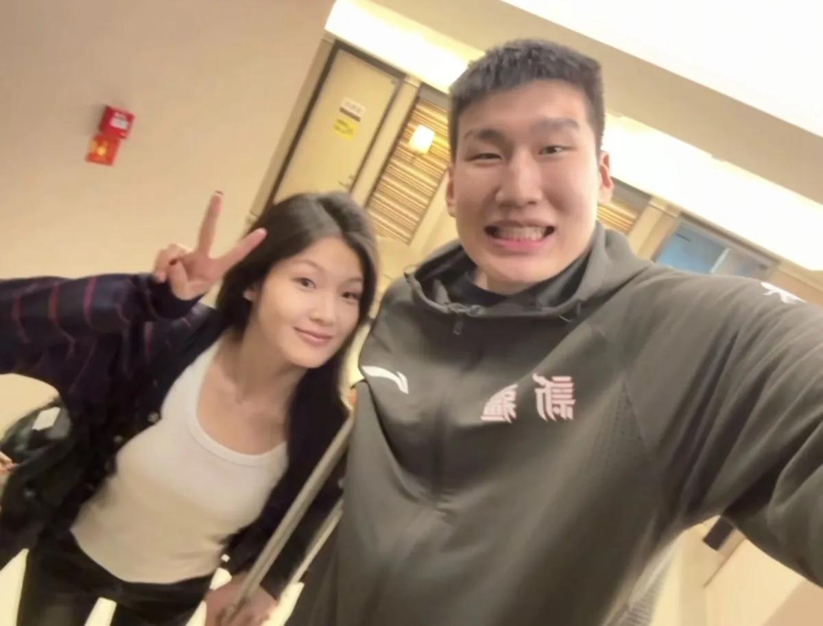 近日，李炎哲icon的女友瑶妹儿发视频，晒李炎哲前几天做脚伤手术的康复视频。直接
