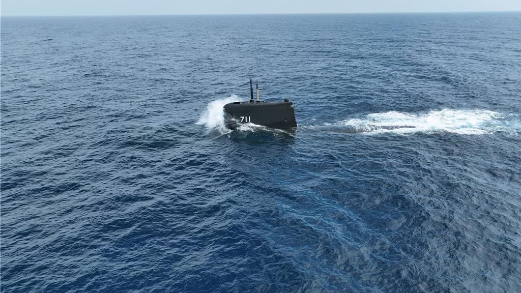 沉下去，哦不，潜下去了。台首艘自制潜艇“海鲲”号建造商台船公司证实，舷号711的