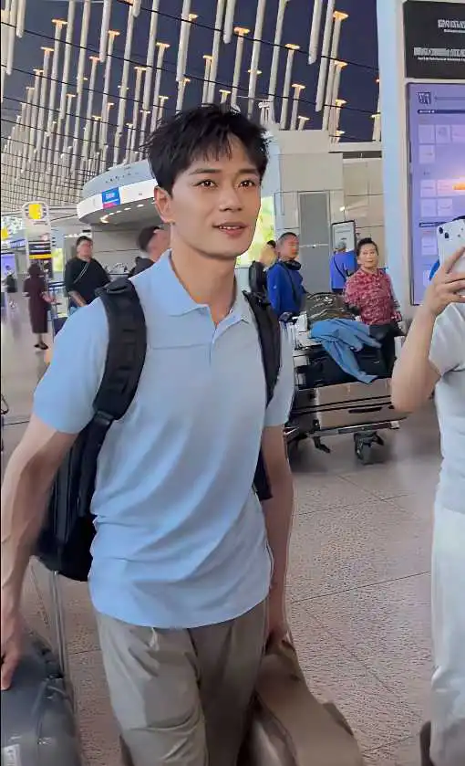 终于看见不戴口罩，不戴墨镜，不戴帽子，不带保安的明星了。