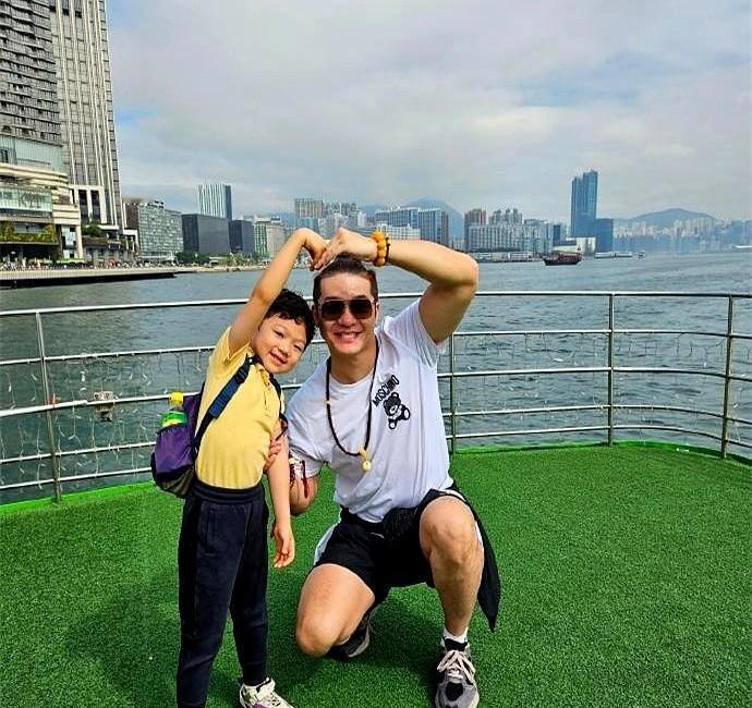 舞台上一句“小爷爷”，把全场逗得又心软又尴尬。台下笑声里，有人拍手，有人眼眶湿