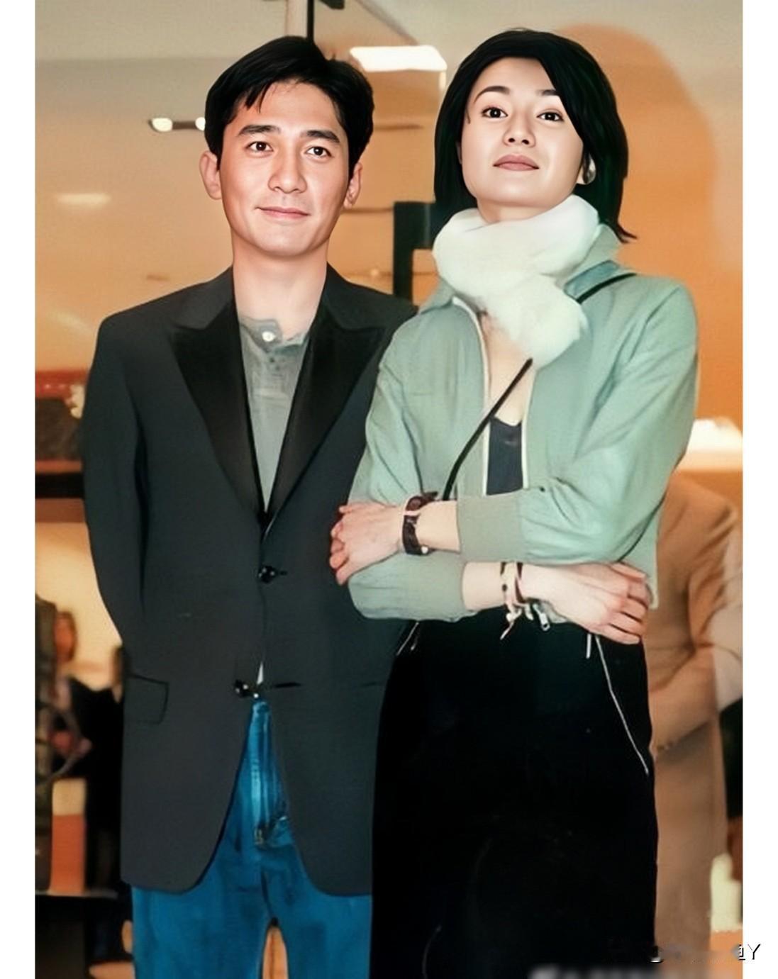 这是2000年梁朝伟和张曼玉在香港的一张合影，当时伟仔38岁，帅的无与伦比。张曼