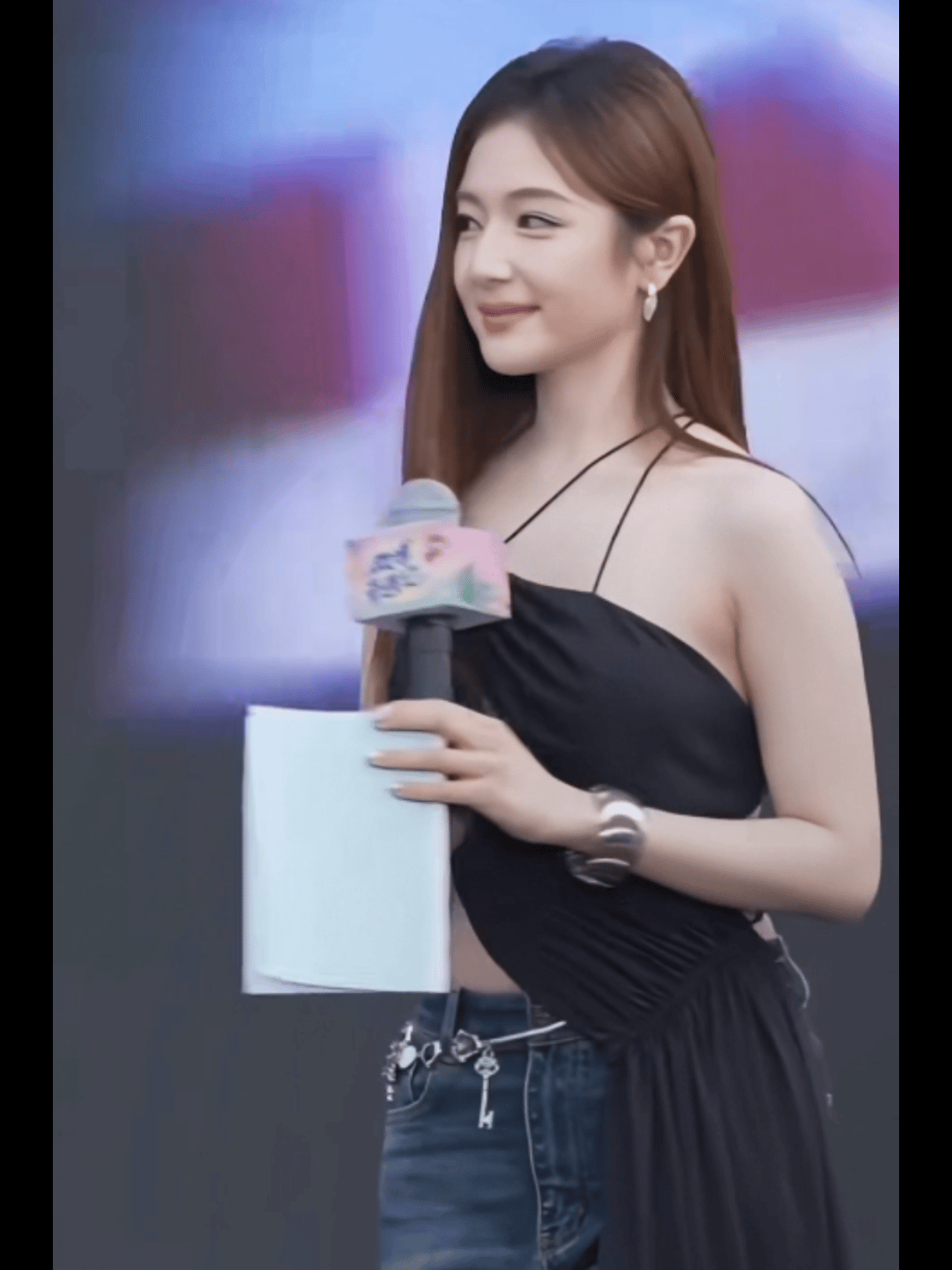 李兰迪露背好辣她的…美背，有没有戳中你的审美？[doge]​​​