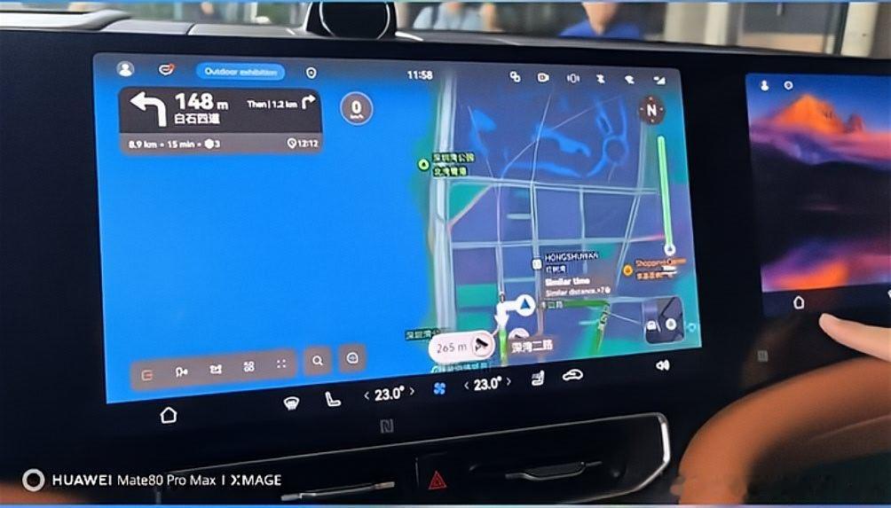 海外版问界M9，也可以叫AITO9。车机以完成海外化包括地图，HUAWEIAD