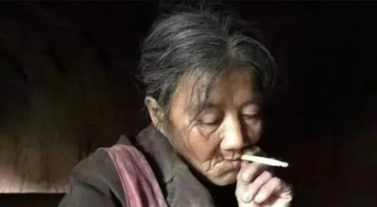 2013年，甘肃一60岁女流浪汉住破窑洞，却每天把自己收拾的整整齐齐，去垃圾场捡