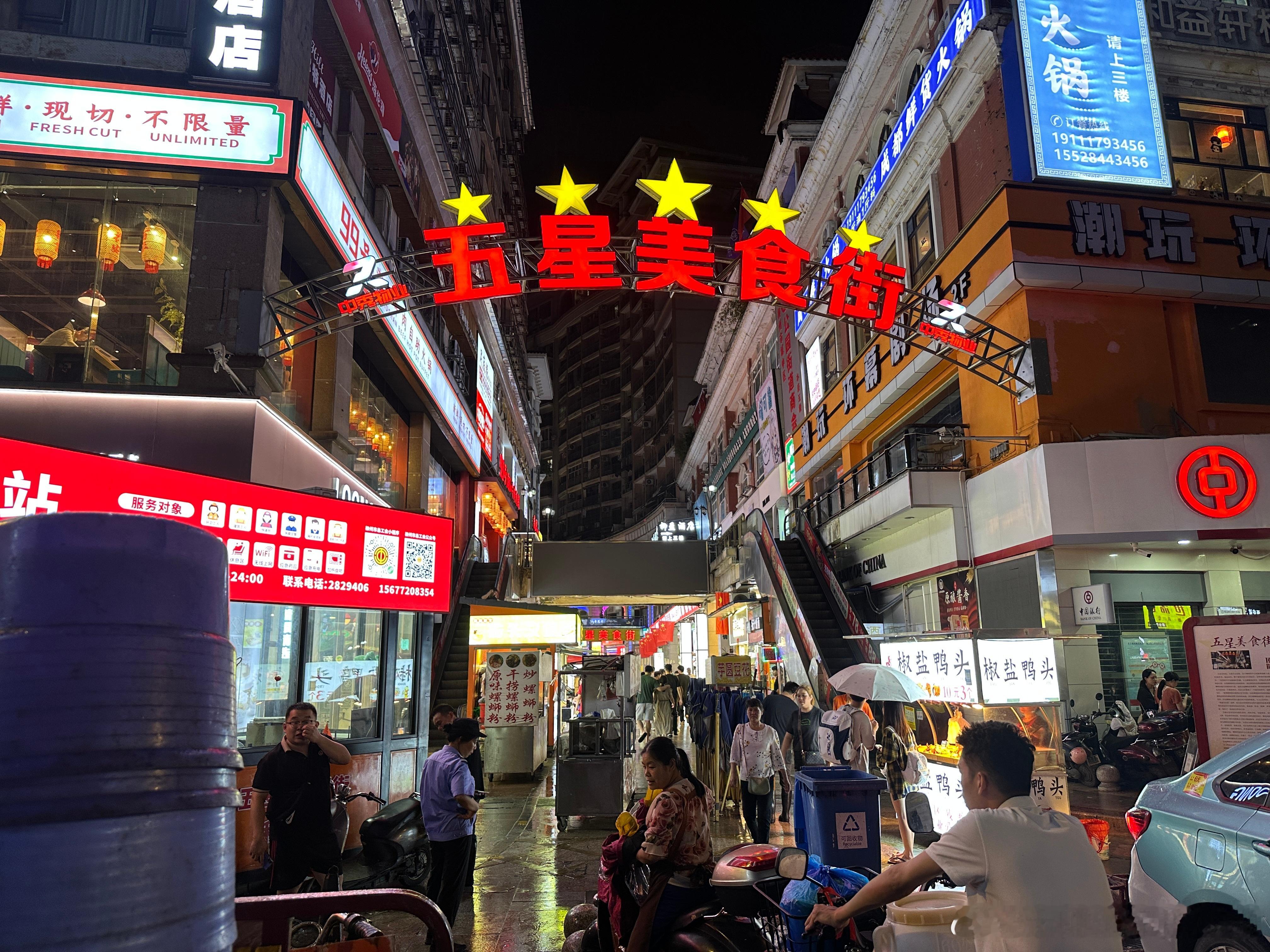 想问一下柳州当地的朋友，五星美食街的“阿历螺蛳粉”在柳州是什么段位。刚刚出摊就排