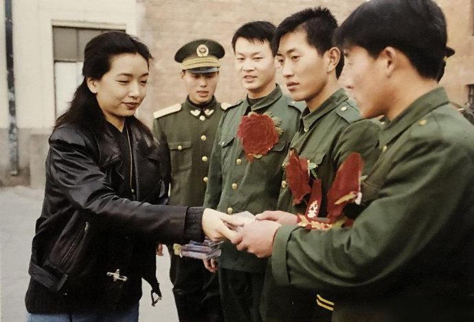 著名女演员、歌手江珊慰问解放军战士。素颜出镜，带着点婴儿肥，貌似为军人赠送磁带