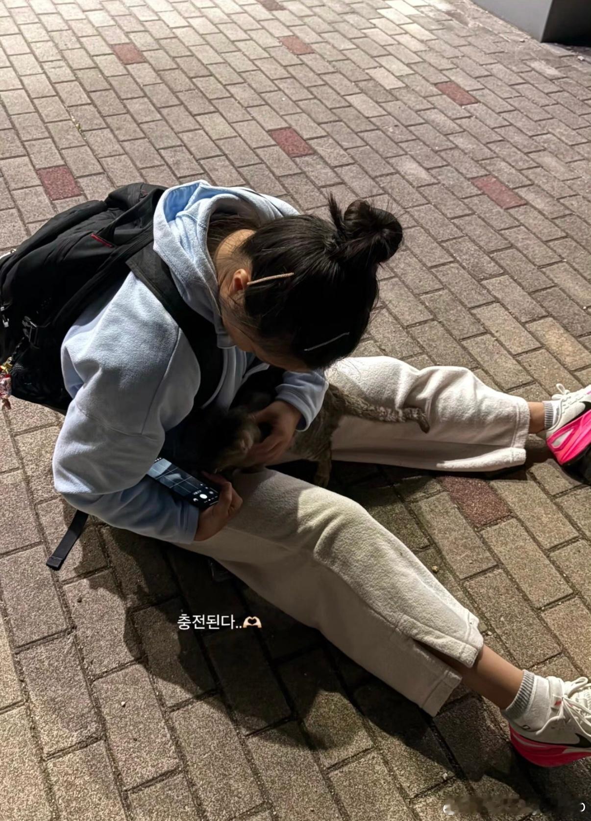 和小猫玩儿的申裕斌“充电中..🫶🏻”