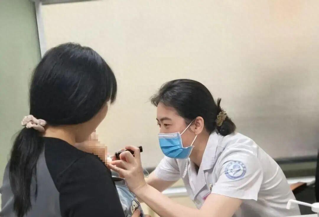 太幸运了！6月13日，湖北襄阳，一名7岁的女孩发现自己弟弟半夜的咳嗽声不对劲，就