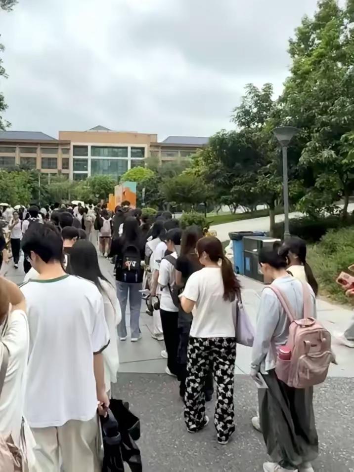 现在的大学生被逼的无路可走！我同事家的儿子，今年二十四岁，是前两年普通本科