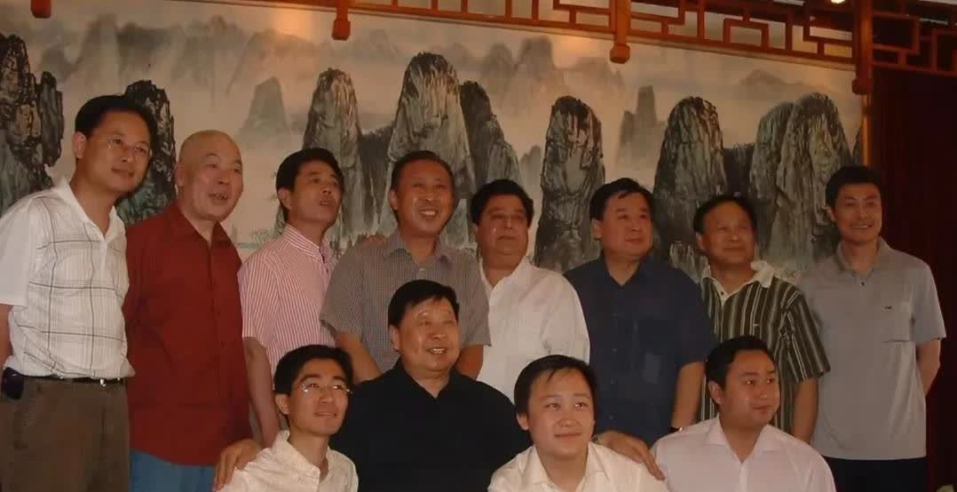 应宁和大新拜师二十周年整，2005年王谦祥首开山门收下两个徒弟：应宁和大新（郭培