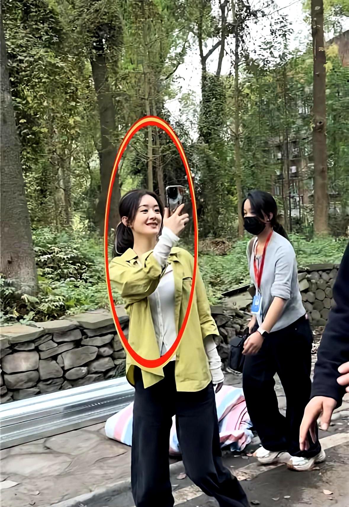 公园里，当她穿着素衣、素面行过时，“那是赵丽颖”的议论飘了一圈。近日的这段偶遇