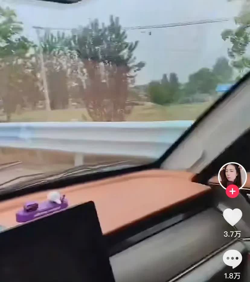唉，这男子你是真傻还是假傻！到底有多热，自己受不受得了不知道吗？有必要死