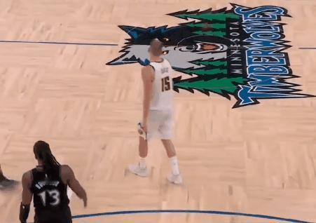 约基奇太鸡贼了！最后麦丹上空篮，约基奇可以表达不满，但他带着暴怒冲上去之后，