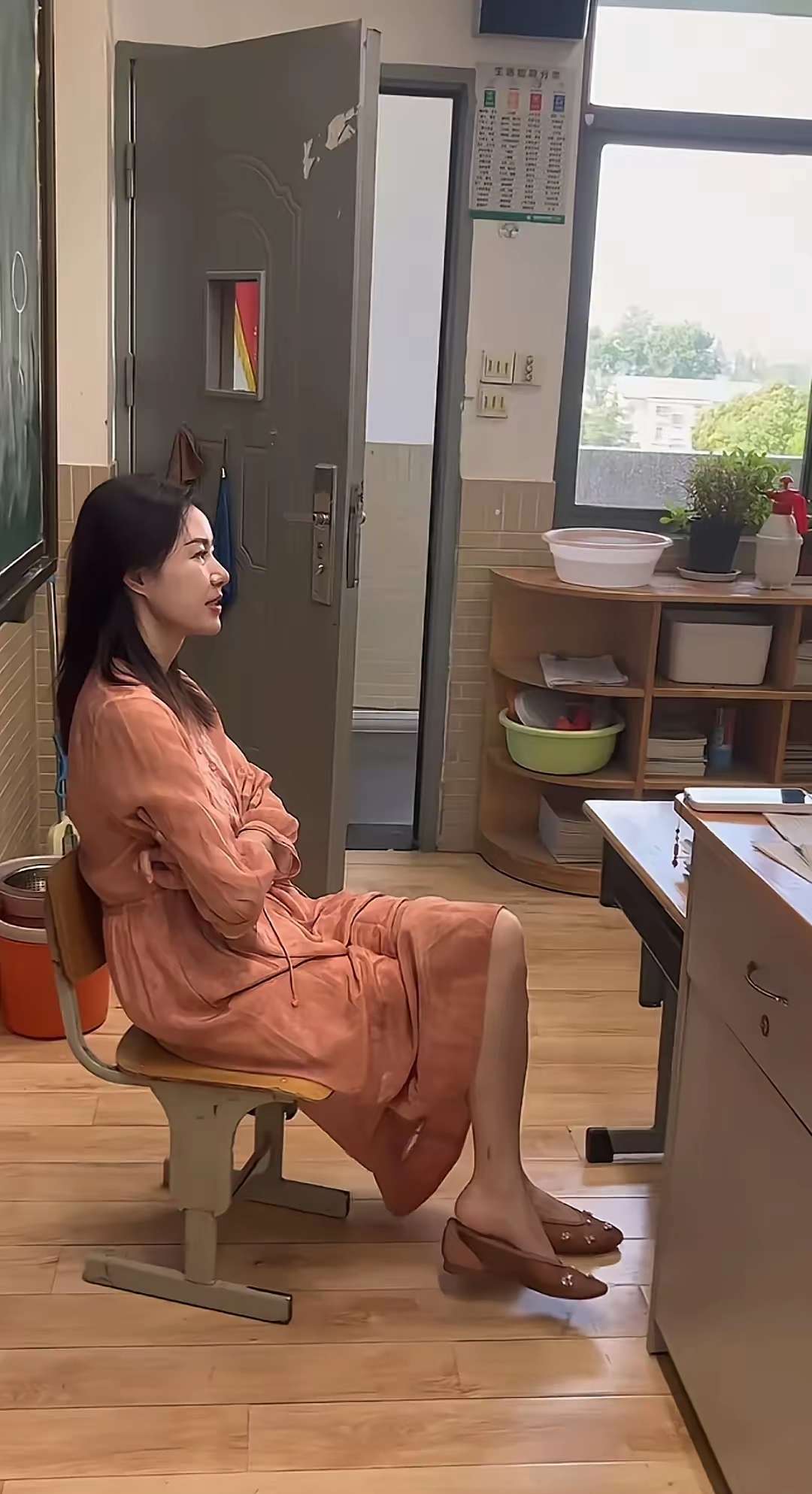 毕业季的老师，眼里满是不舍