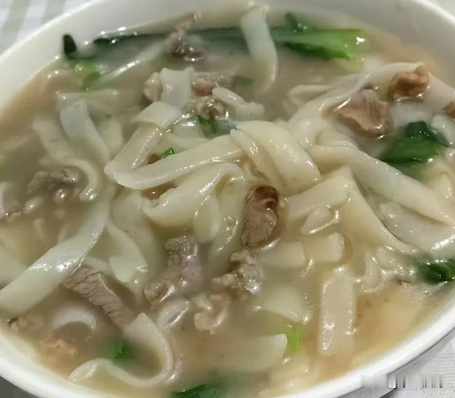 吃个早餐把人撑住啦！豆食瘦肉青菜一起煮，两个人的量，娃不喜欢吃汤水主食，就吃那