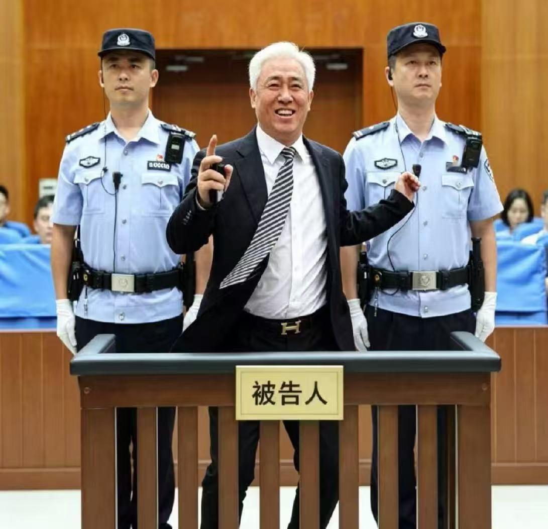 只要不判死刑，许家印还是那个意气风发的少年！几千亿国家人民财产被他安排的稳稳当当