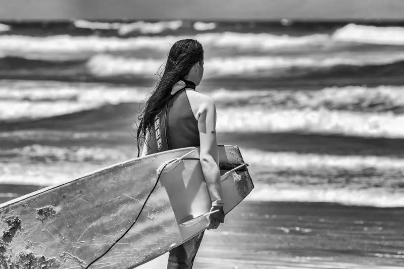 震惊！女子打麻将戴“透视”隐形眼镜出老千，被拆穿时的反应，全场人都看呆了！