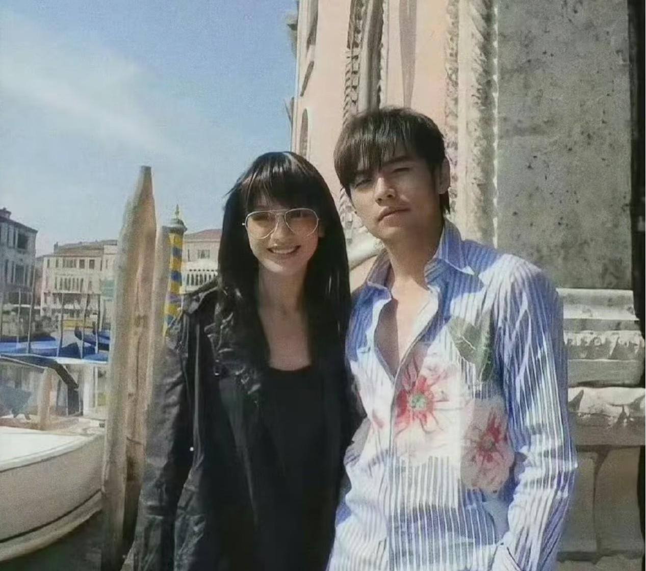 2005年，周杰伦和周迅在威尼斯拍摄《四面楚歌》MV时的一张合照。当年，周迅