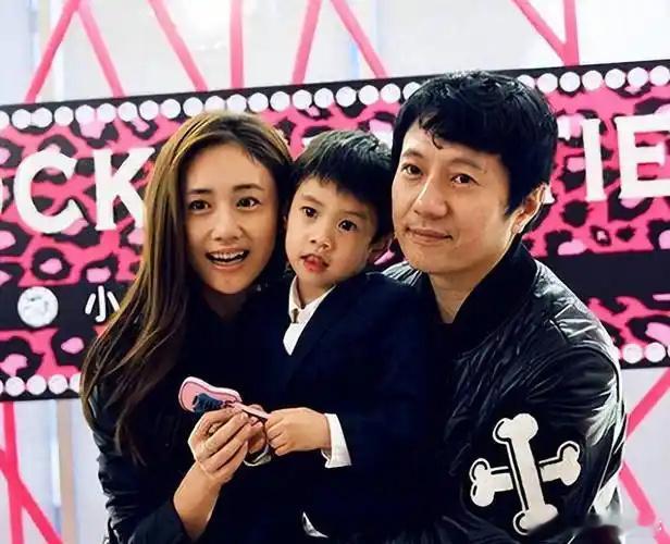 郑钧送15岁儿子出国上学Jagger才15就自己写歌给郑钧了，还被夸“真诚有灵气